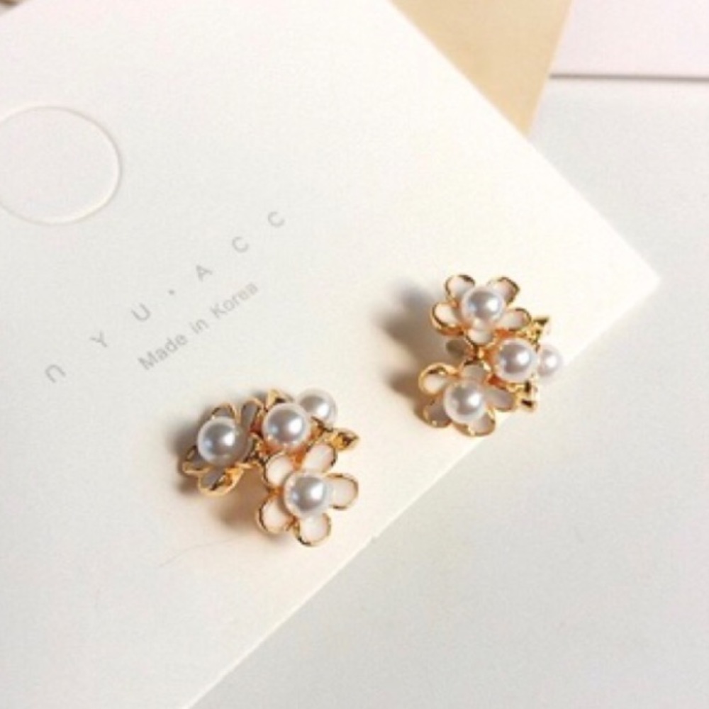 🌻Beautiful flower earrings made in Korea 🌻